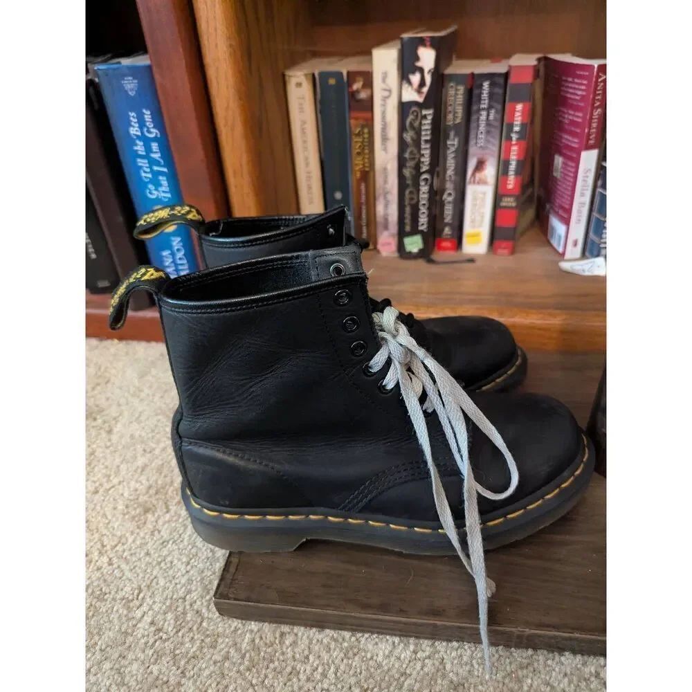 Dr Marten 1460 Smooth Black Leather 8 Eye Boots Size 7 US